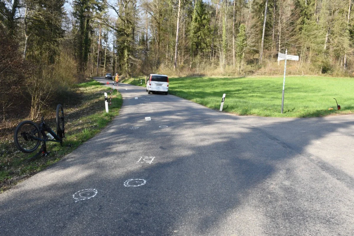 Oberembrach ZH - Verkehrsunfall fordert schwerverletzten Mann