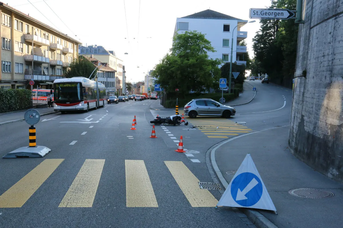 St. Gallen SG - Motorradfahrer kollidiert mit Auto