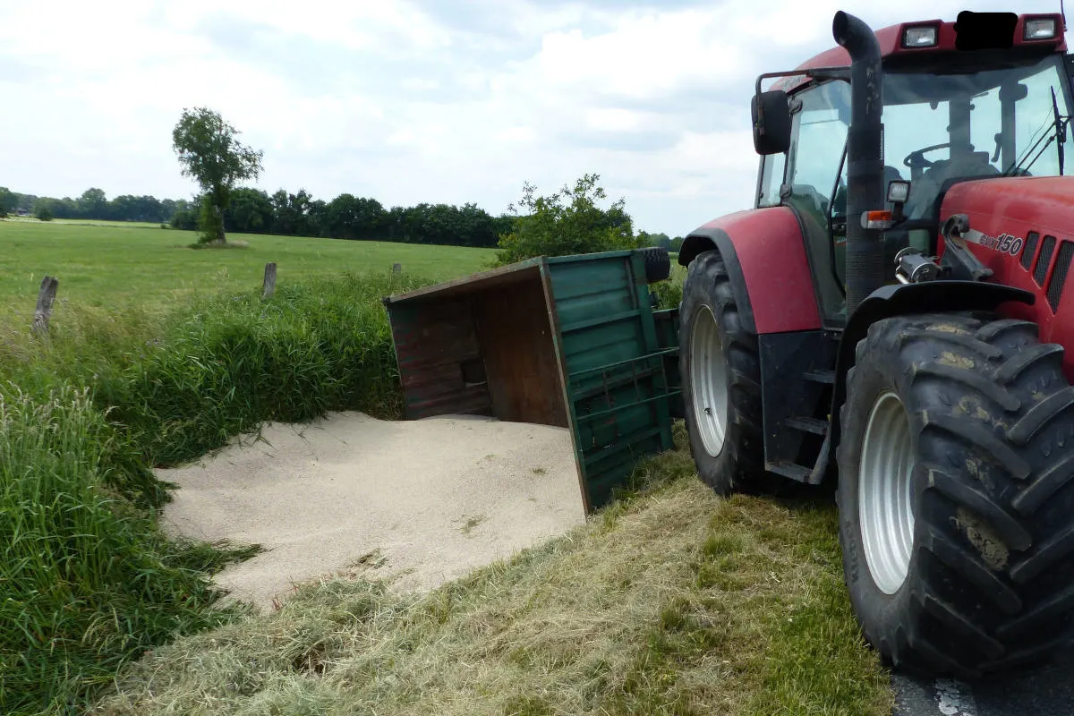 Bad Bederkesa – Leicht verletzt nach Unfall zwischen PKW und Trecker