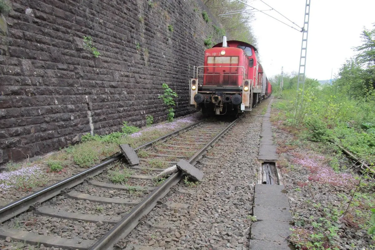 Hagen – Unbekannte legen Betonplatten und Äste auf Gleise