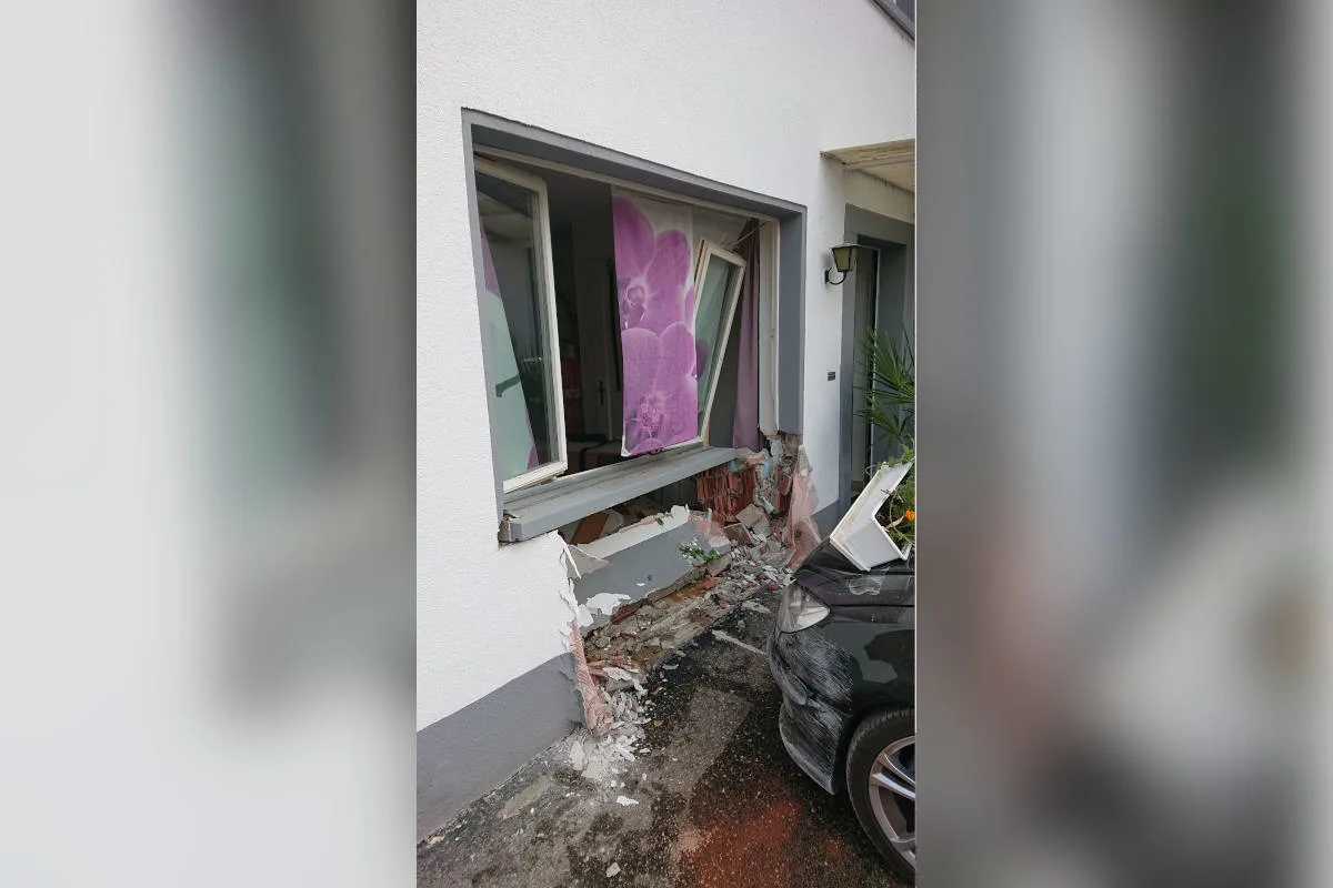 Obermumpf AG – Bei Unfall in Hausmauer gekracht