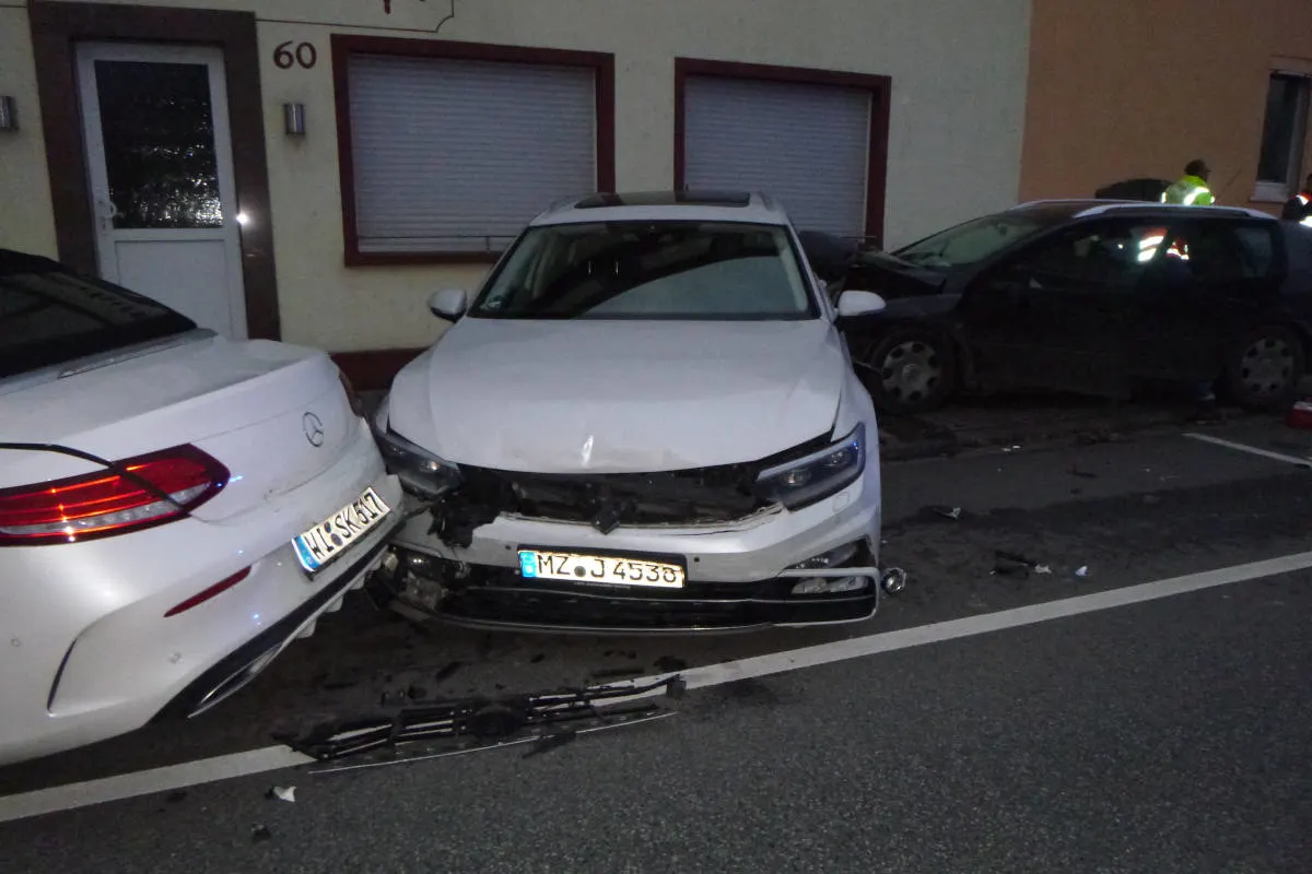 Unfall Nierstein - In geparkte Fahrzeuge gekracht