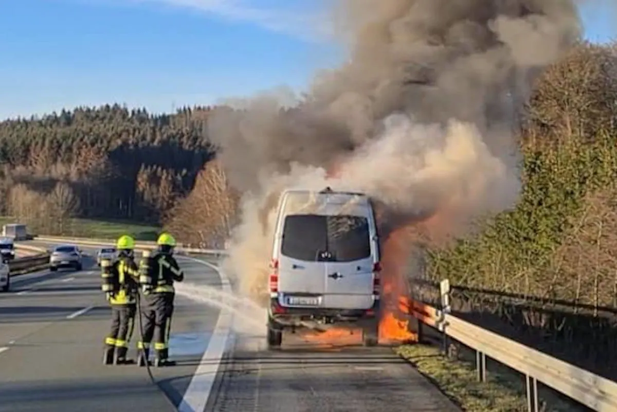 Feuer in Olpe – Starke Rauchentwicklung durch Brand eines Transporters