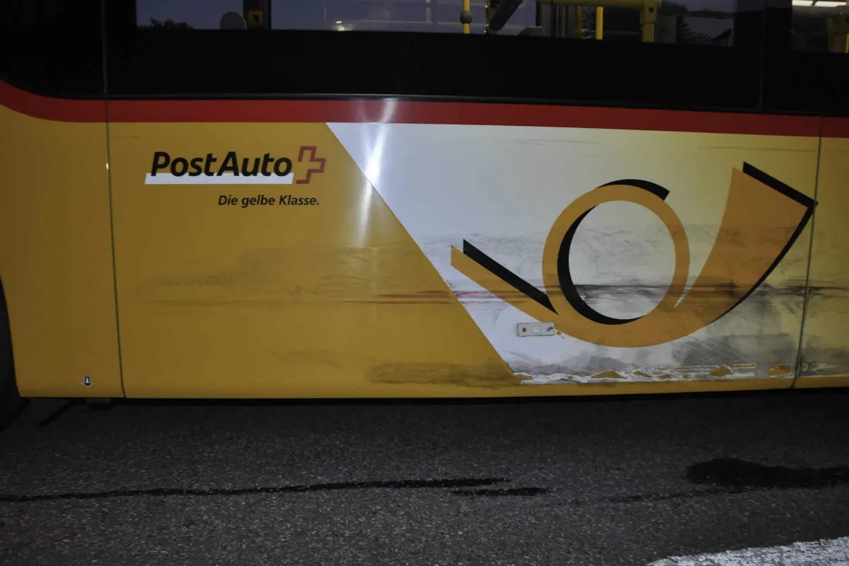 Hochwald SO -  Autofahrer kollidiert mit Postauto und flüchtet