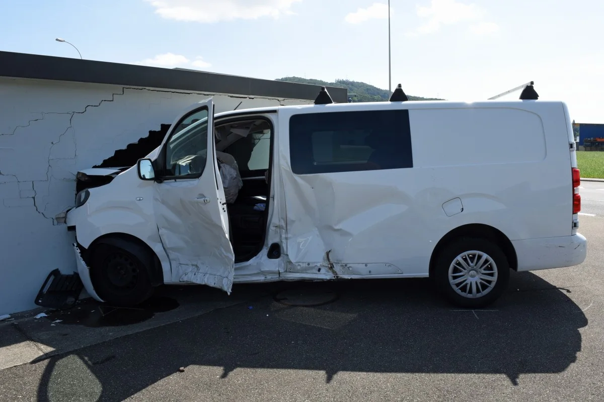 Spektakulärer Unfall in Triengen LU - Lieferwagen prallt nach Kollision in Garagenbox!