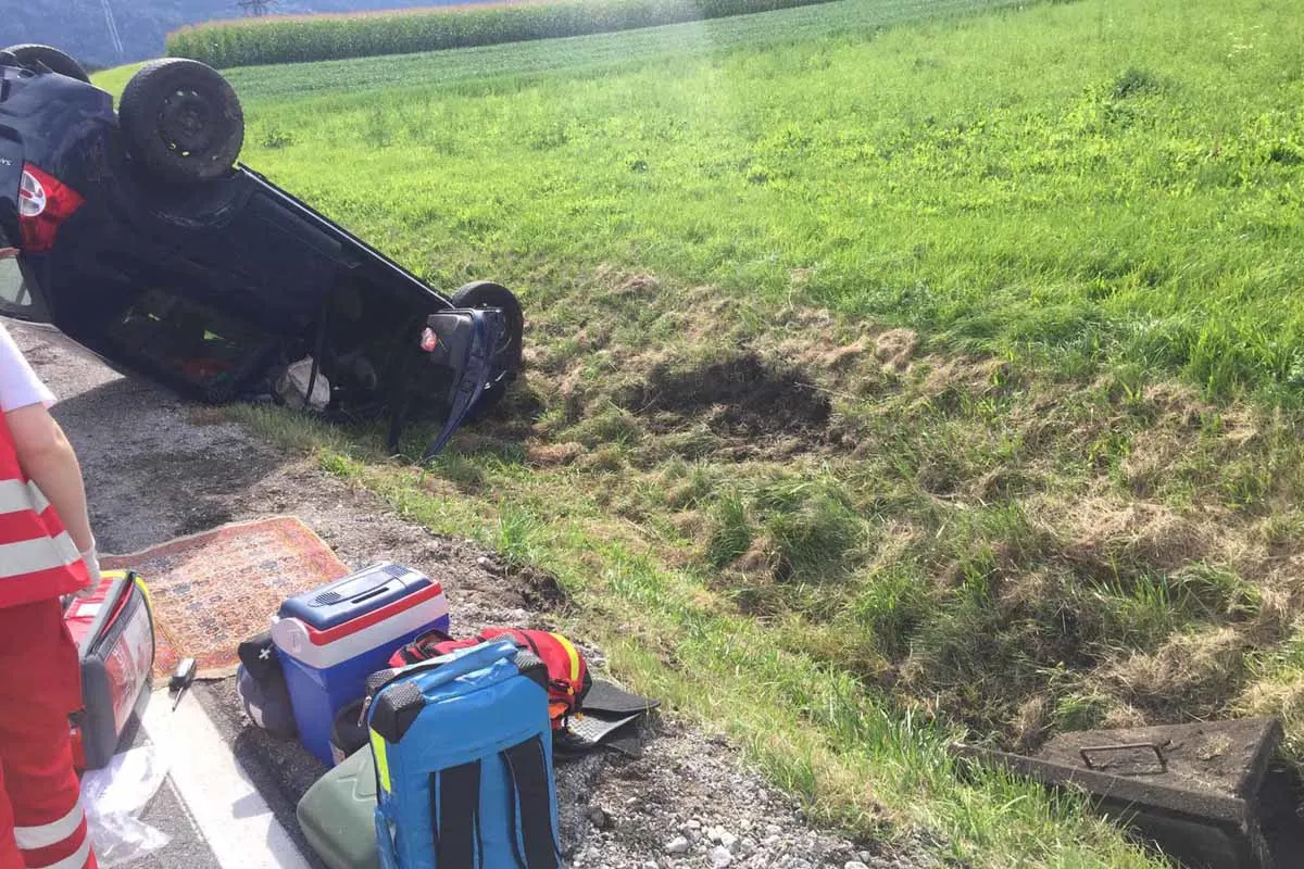 Mieming - Auto überschlug sich - Autolenker verletzt