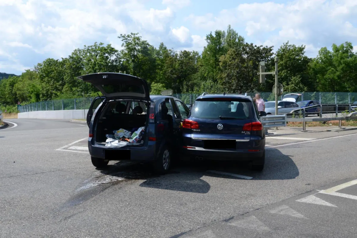 A18 Muttenz BL - Drei Verletzte bei Kollision zwischen zwei Personenwagen