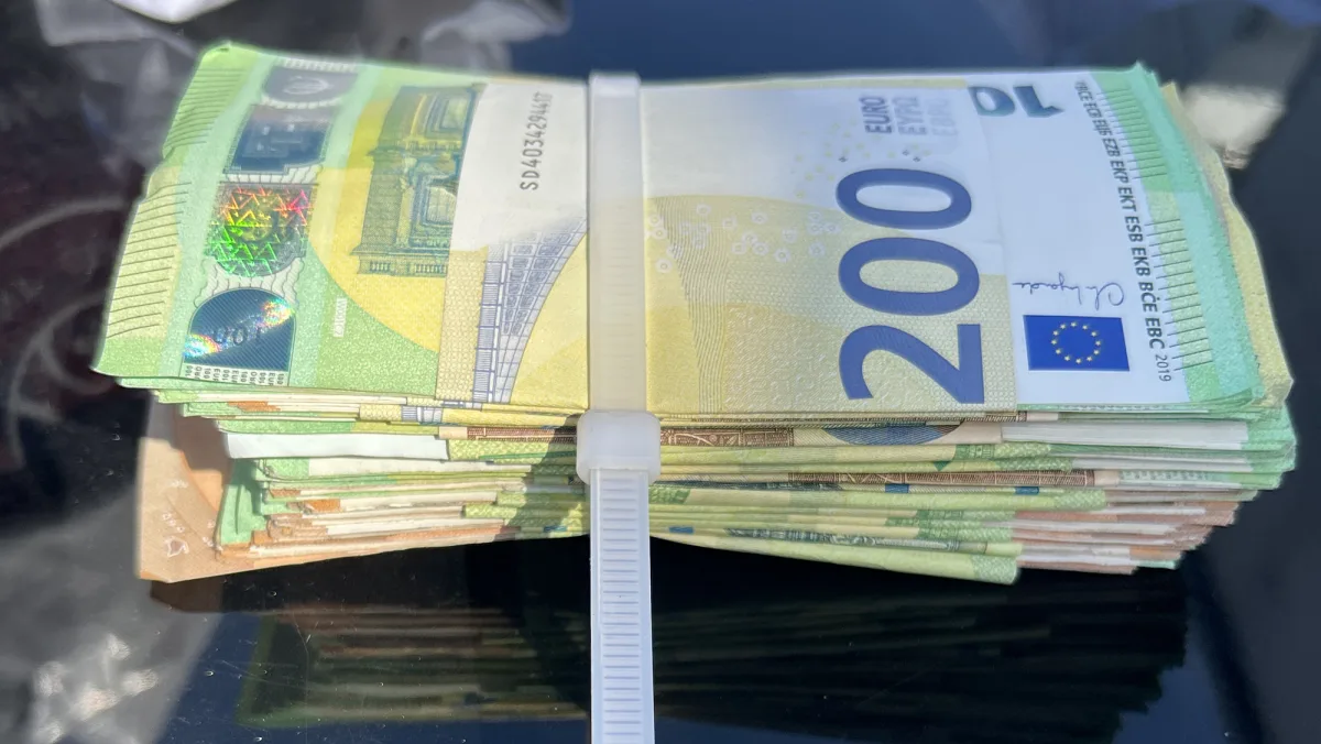 Ein Stapel aus mehreren 200-Euro-Scheinen liegt auf einer Oberfläche und ist mit einem weißen Kabelbinder gesichert.