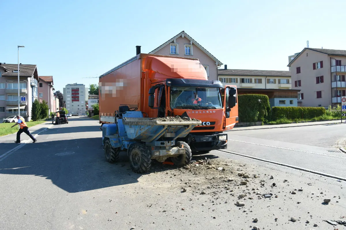 Gossau SG - Lkw kollidiert mit Baustellenfahrzeug