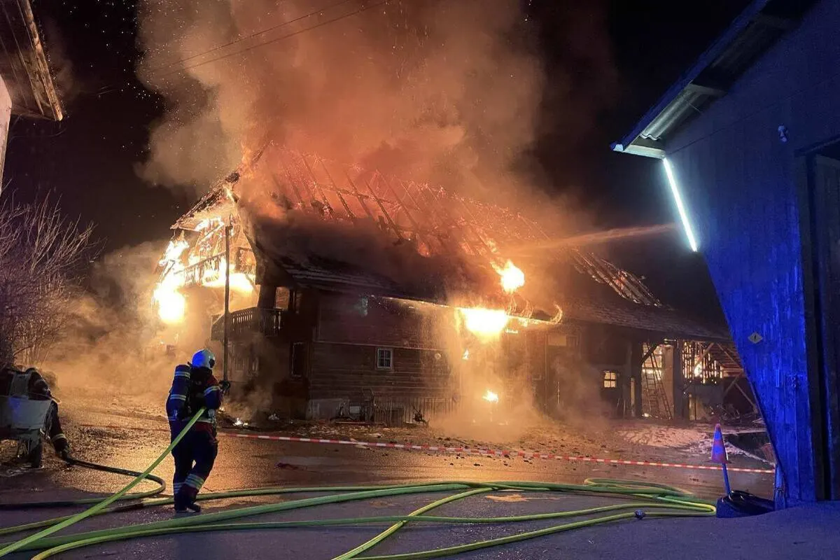 St. Ursen FR – Brand zerstört Wohnhaus und Scheune 