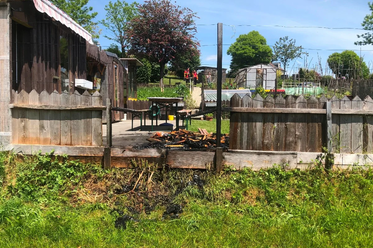 Waldstatt AR - Gartenzaun wegen Grill wohl in Brand geraten