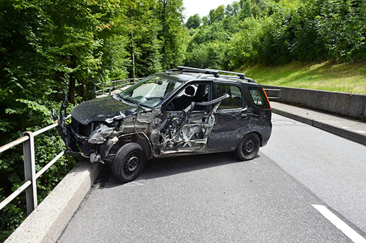 Emmetten NW – Angetrunkener Fahrzeuglenker verursacht einen Unfall