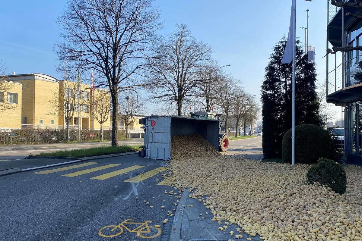 Frauenfeld TG – Mit Kartoffeln beladener Anhänger umgekippt