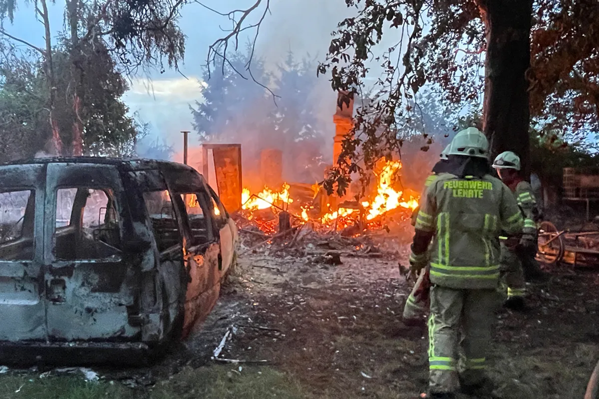 Lehrte NI – Brand von Gebäude und Fahrzeug in Kleingartenanlage