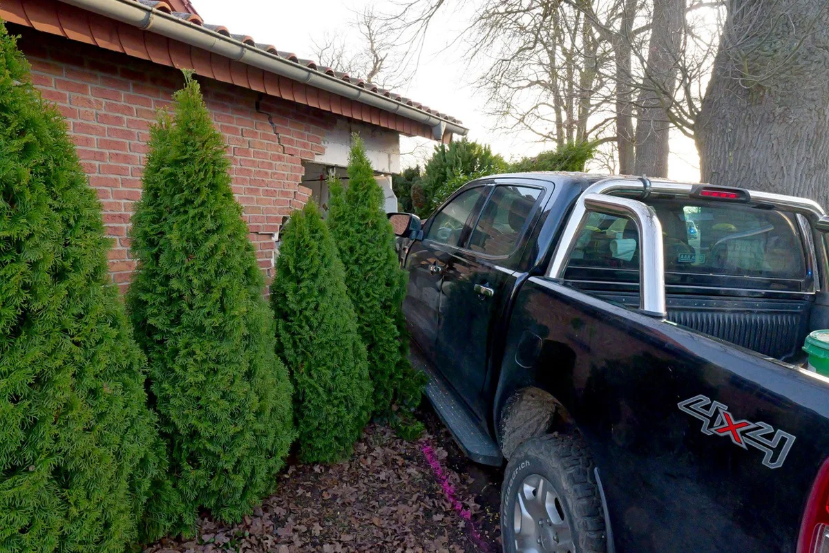 Paderborn – Auto prallt nach Unfall in Garagenwand