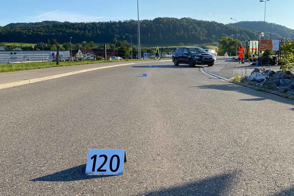 Neftenbach ZH - Velofahrer von PKW erfasst und verletzt