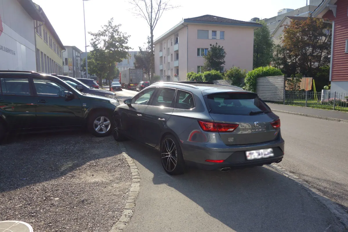 Gossau SG - In parkiertes Auto geprallt - Zeugenaufruf