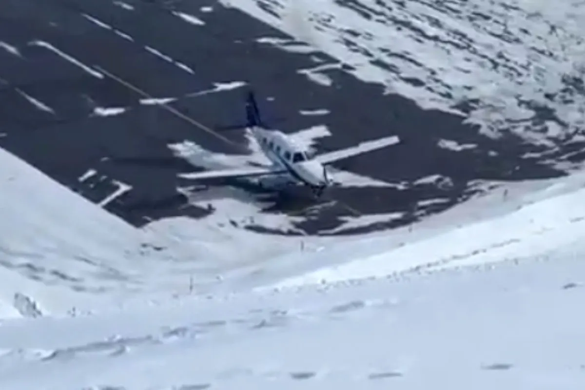 Landemanöver misslingt - Flugzeug landet in Tiefschnee