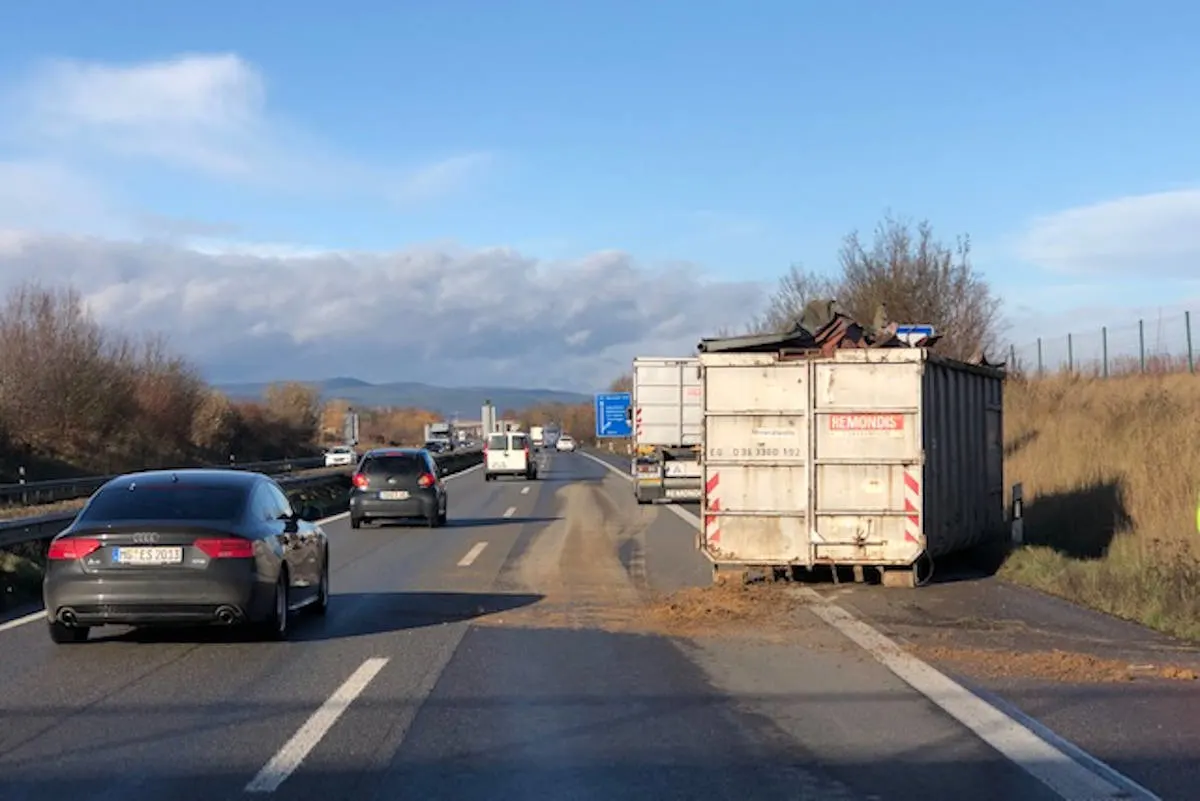 Venningen - Starke Windböe sorgt für Unfall auf der A65