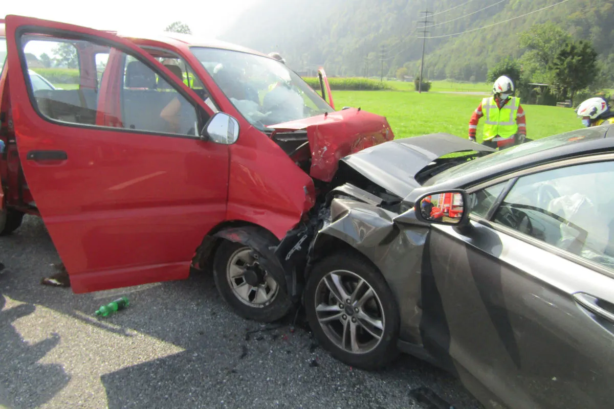 Unfall in Näfels GL – Drei Fahrzeuge in Unfall verwickelt