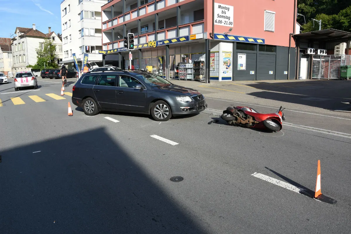 Staad SG - Beim Linksabbiegen mit Roller kollidiert