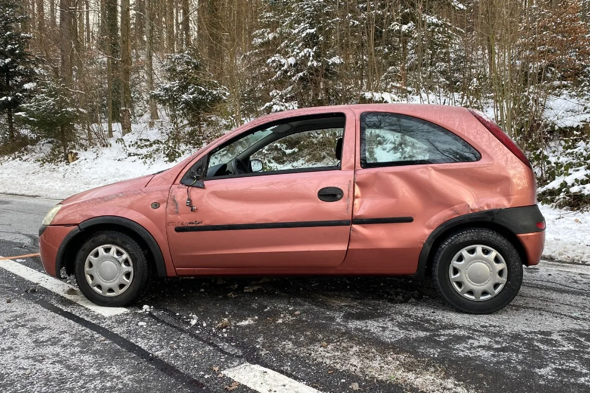 Baar ZG - Kontrolle über Opel Corsa verloren