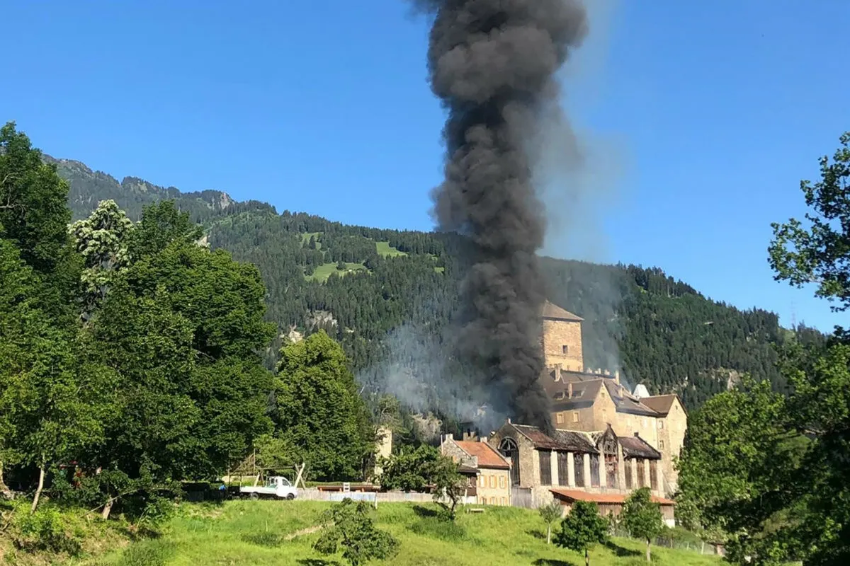 Tomils GR -  Stall in Vollbrand bedroht Schloss und Wohnhaus