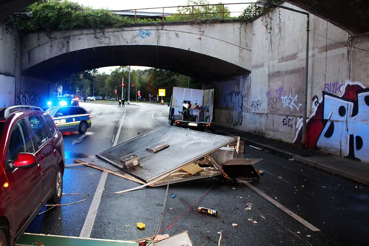 Fußgänger verletzt in Neudorf-Süd - Imbisswagenklappe öffnet sich während der Fahrt