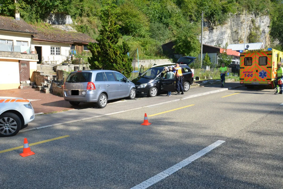 Buckten BL - Autofahrer kracht in parkiertes Auto