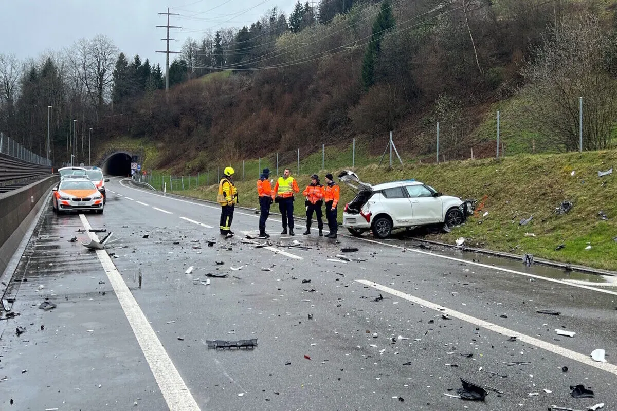 Wattwil SG - Autofahrerin (43) stirbt bei Frontalkollision mit einem Lastwagen