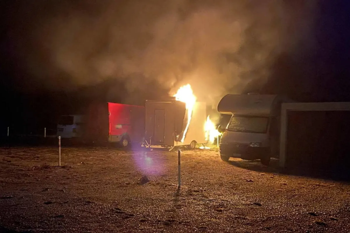 Brand in Wünnewil FR – Foodtruck-Anhänger in Flammen aufgegangen