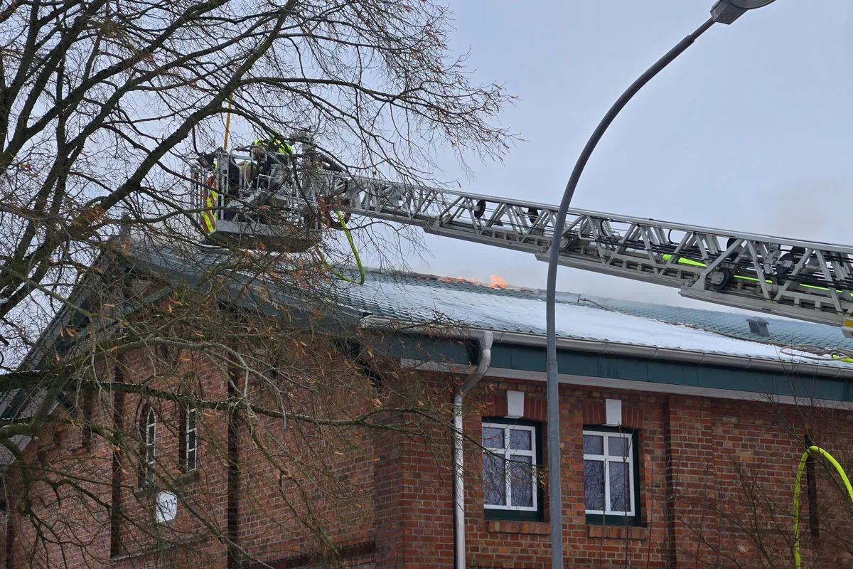 Linau – Tierrettung und Löscharbeiten bei Frost nach Brand