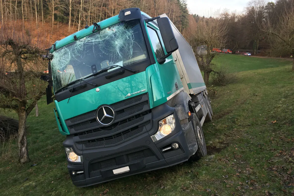 Wangenried BE - Lastwagen von der Strasse geraten
