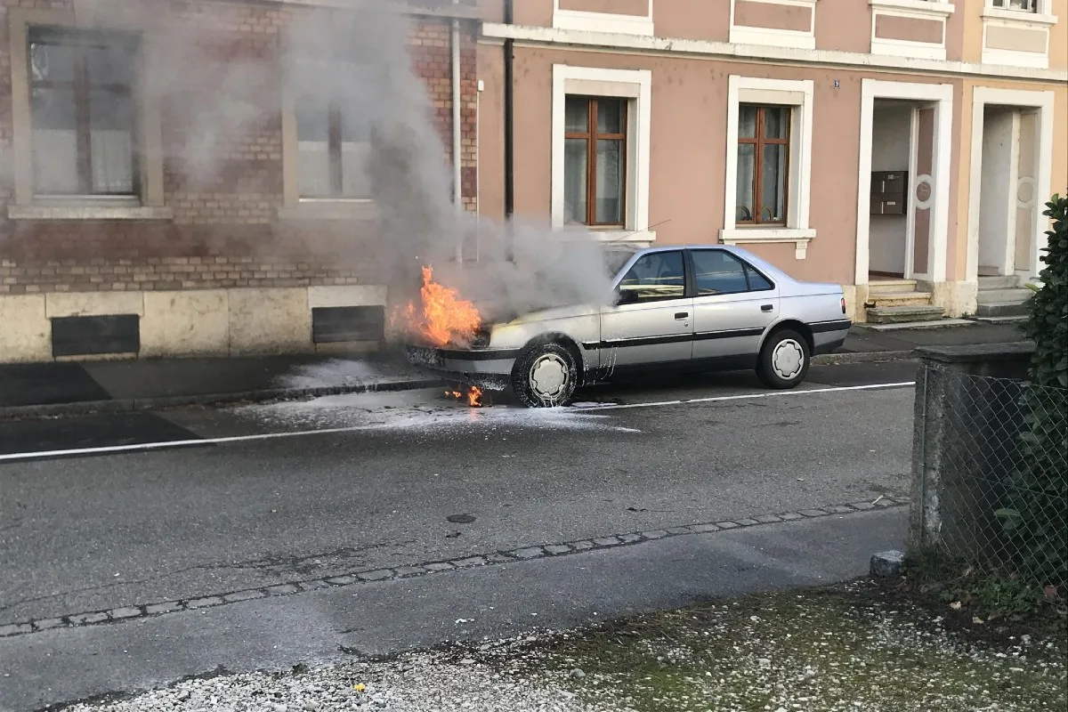 Münchenstein BL - Peugeot bei Brand komplett zerstört