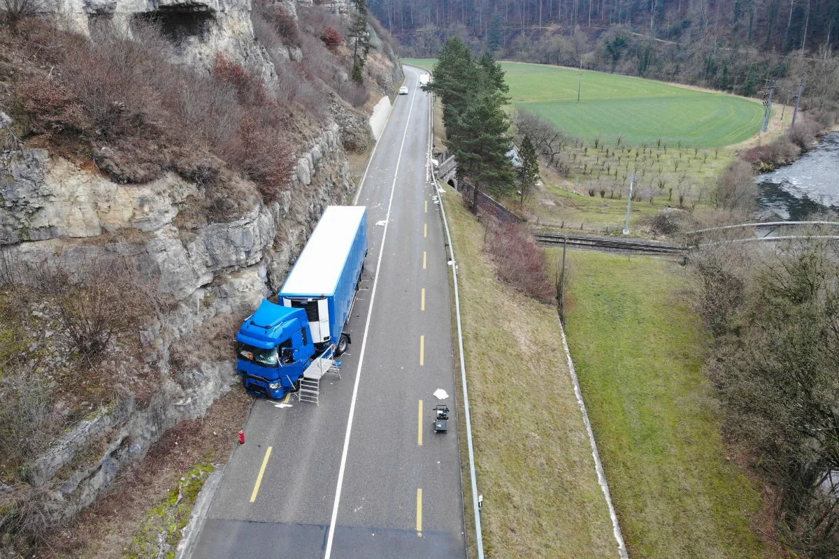 Liesberg BL - Kollision zwischen Lastwagen und Lieferwagen – Lastwagenchauffeur tot!