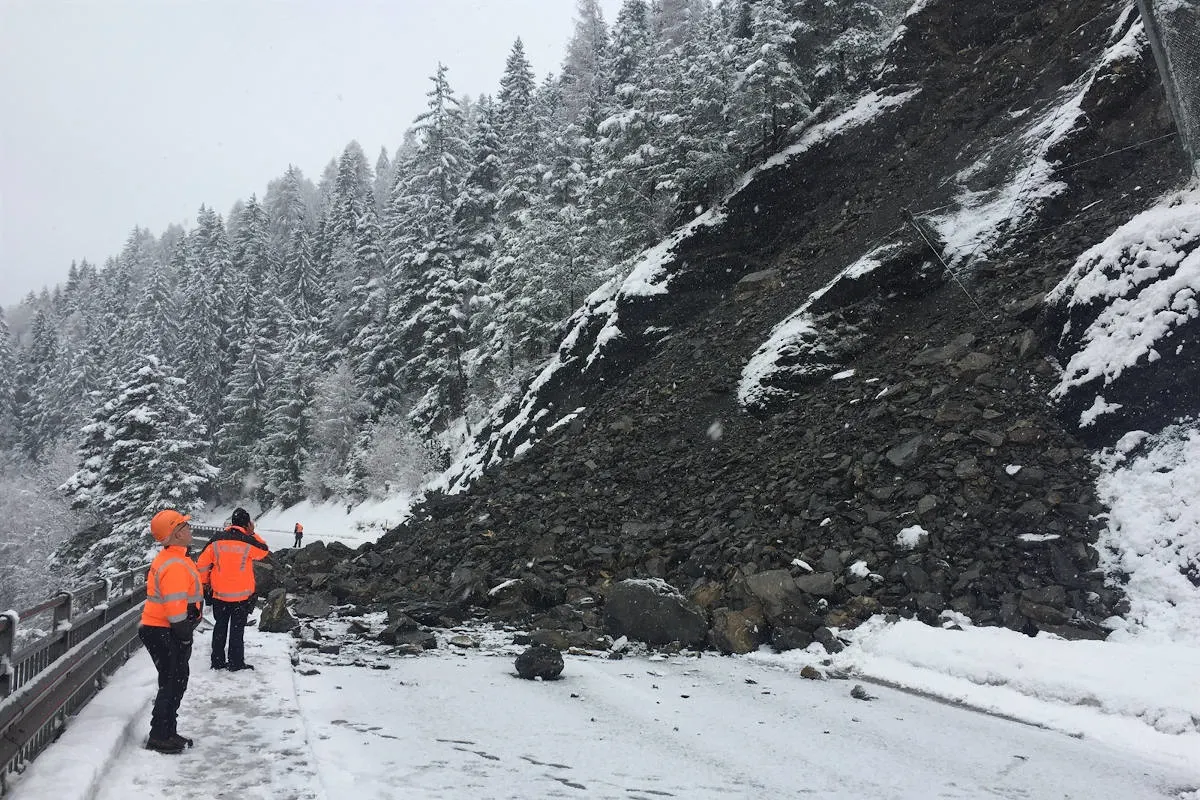 Ardez / Scuol GR - Engadinerstrasse wegen Felssturz gesperrt