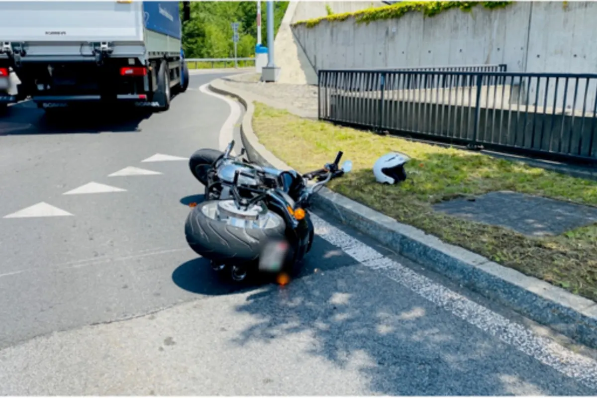 Altdorf UR - Motorradfahrer bei Kollision durch LKW verletzt