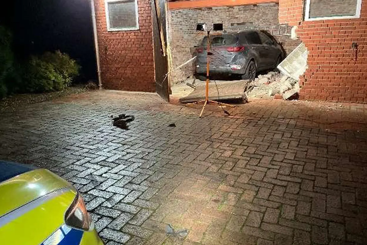 Uthlede NI – BMW rammt Garage mit Pkw und flüchtet