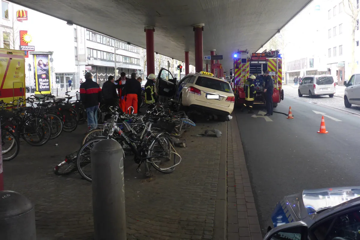 Taxi überfährt 21 Fahrräder