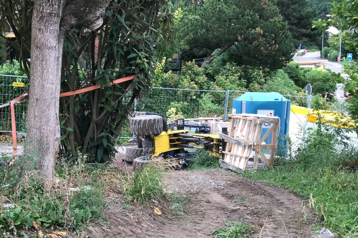 Erlenbach ZH - Mann bei Arbeitsunfall tödlich verletzt