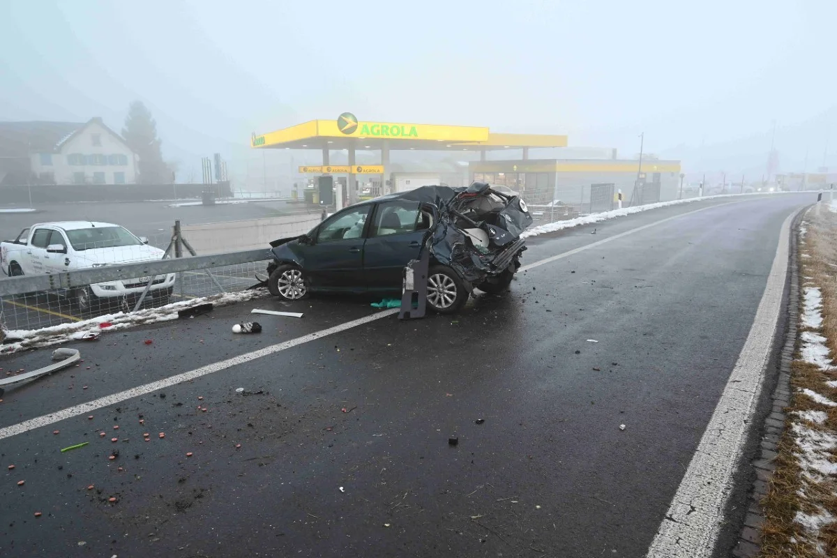  Flums SG - Junge Autolenkerin baut spektakulären Selbstunfall