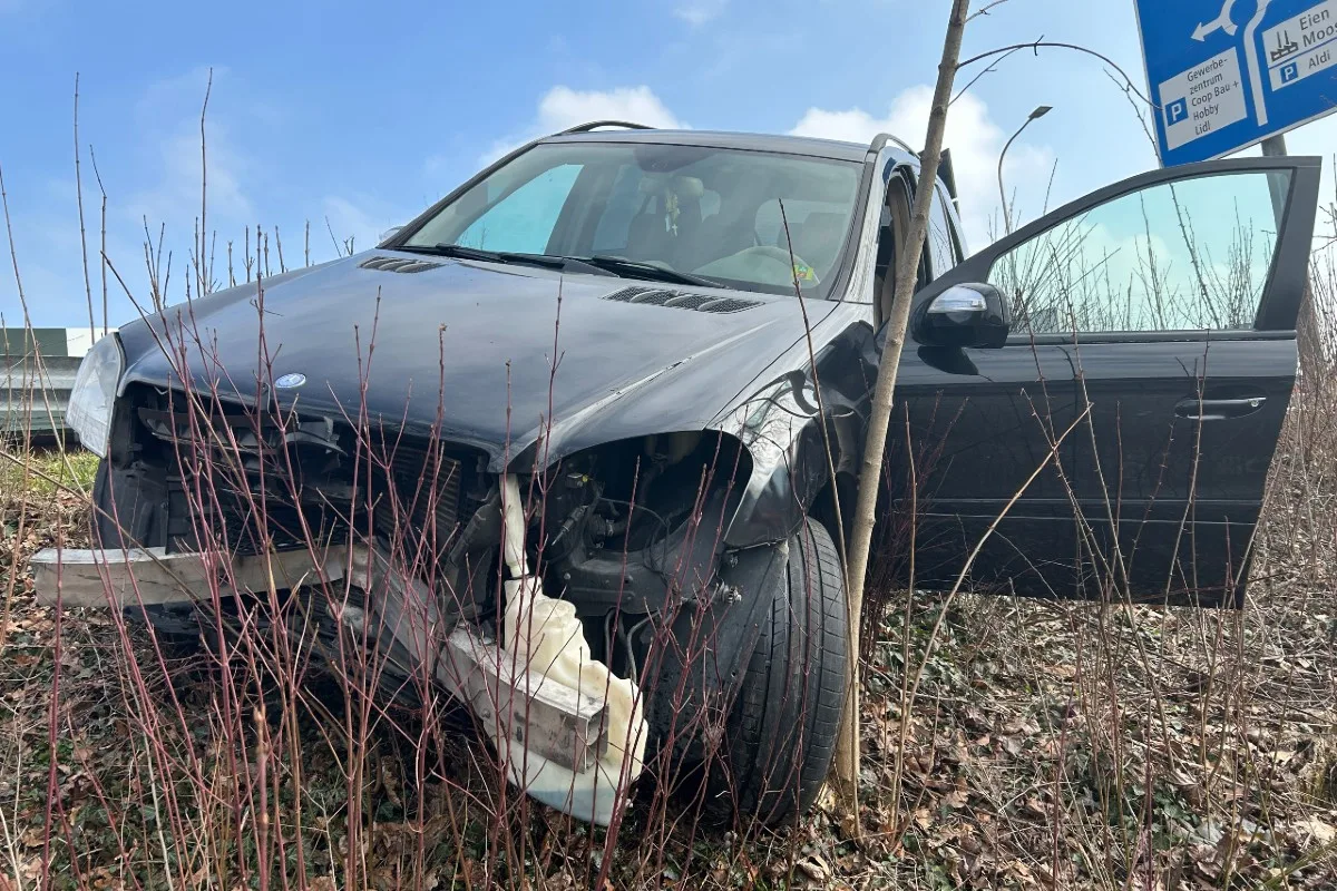 Reinach AG - Mercedes landet neben der Strasse