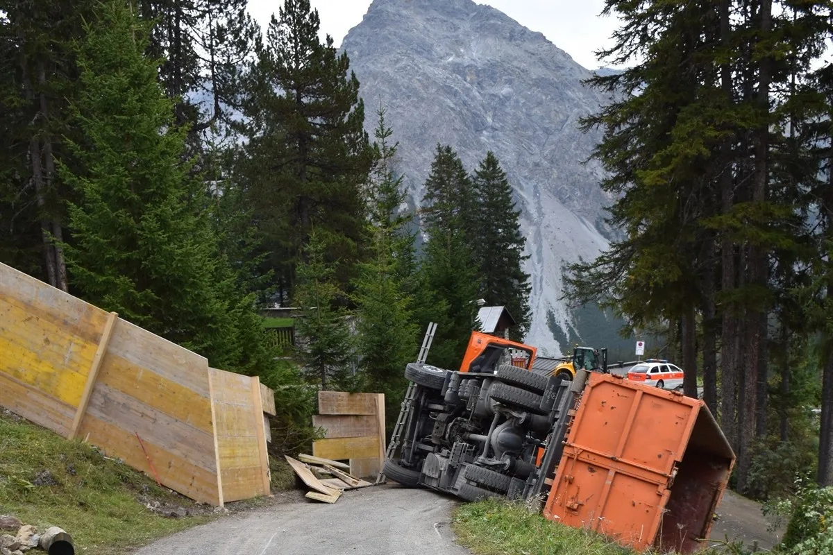 Spektakulärer Unfall Arosa GR -  Lastwagen kippt auf die Seite - Fahrer glücklicherweise nur leicht verletzt