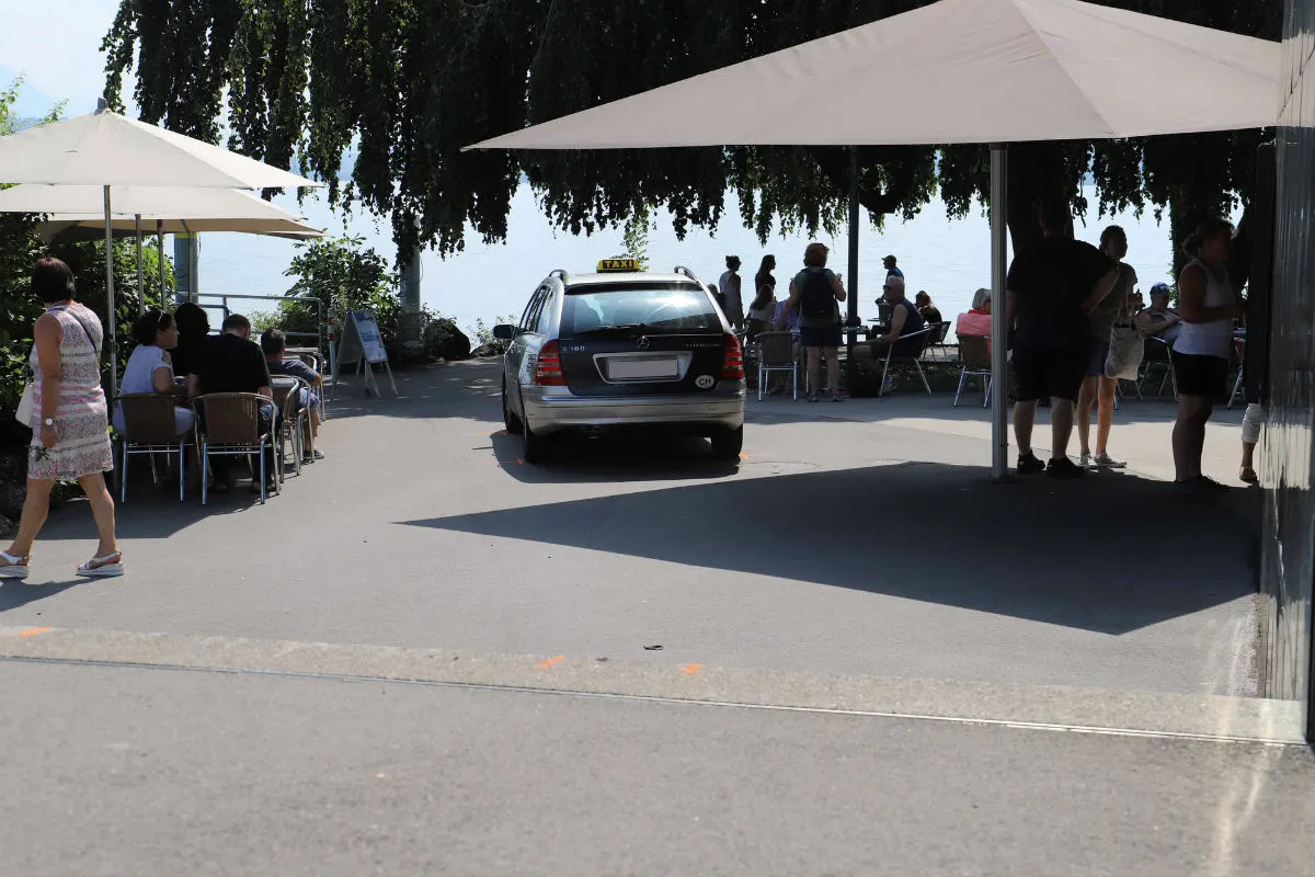 Zug ZG - Taxifahrer fährt mit seinem Mercedes Treppe hinunter!