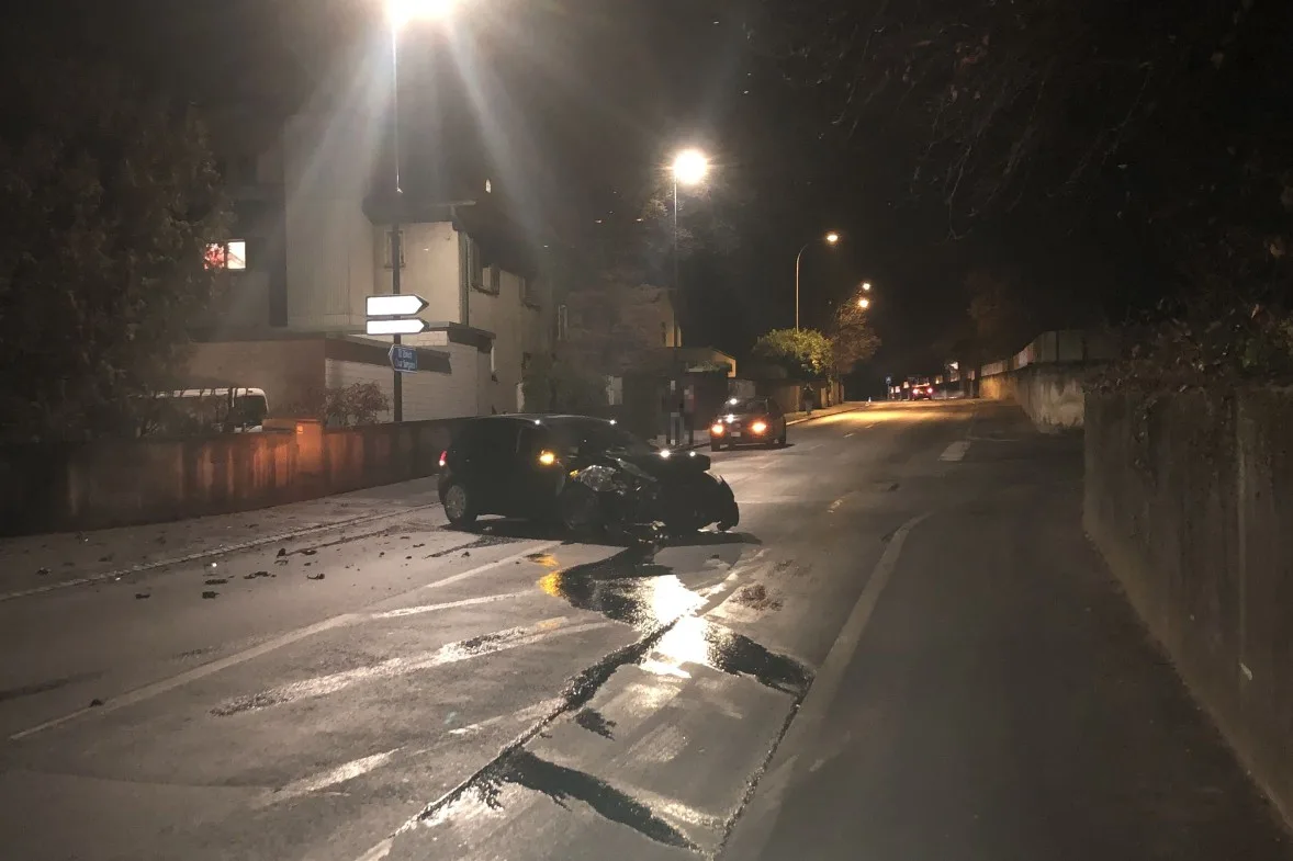 Heftiger Crash in Netstal GL - Lenker verlor Kontrolle über Auto!