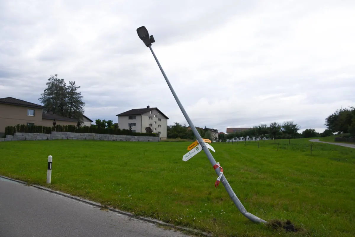 Muolen SG – In Kandelaber geprallt und weggefahren