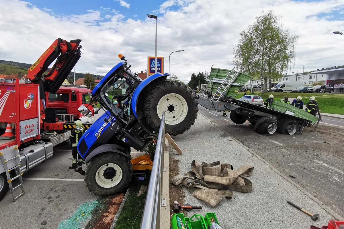 Hainfeld - Spektakulärer Unfall mit Traktorhängerzug