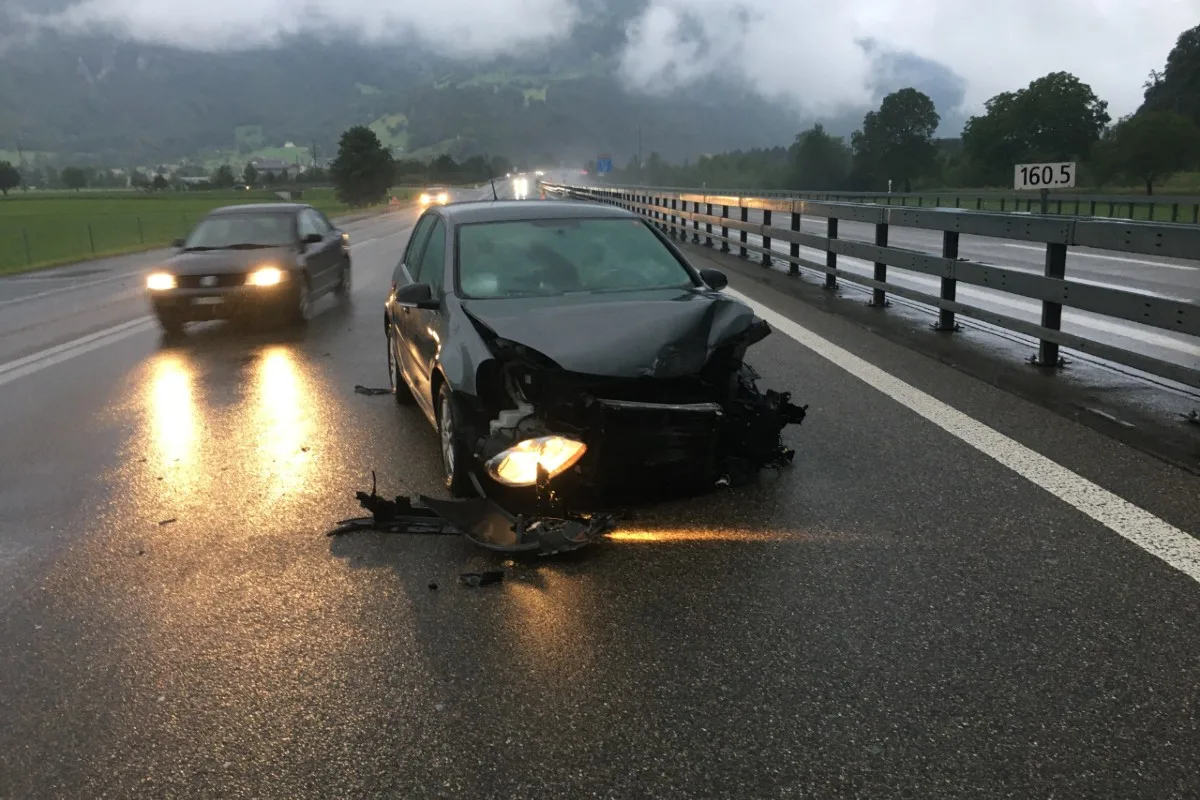 Totalschaden in Niederurnen GL -  Wegen plötzlichem Starkregen abgebremst und ins Schleudern geraten
