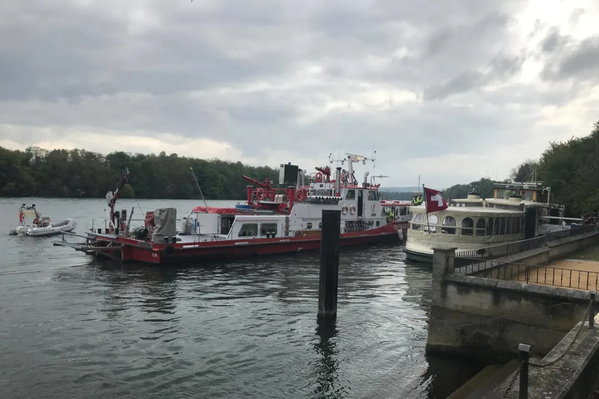 Augst BL - Wassereintritt in einem Motorschiff beschäftigte Einsatzkräfte