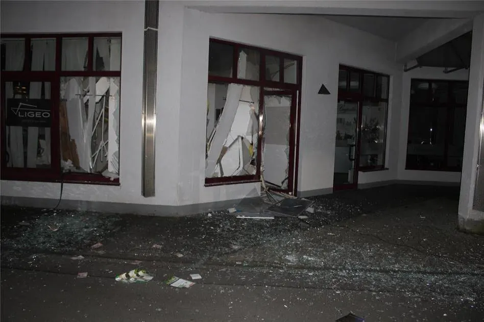 Kaan-Marienborn – Unbekannte sprengen Geldautomaten in der Nacht